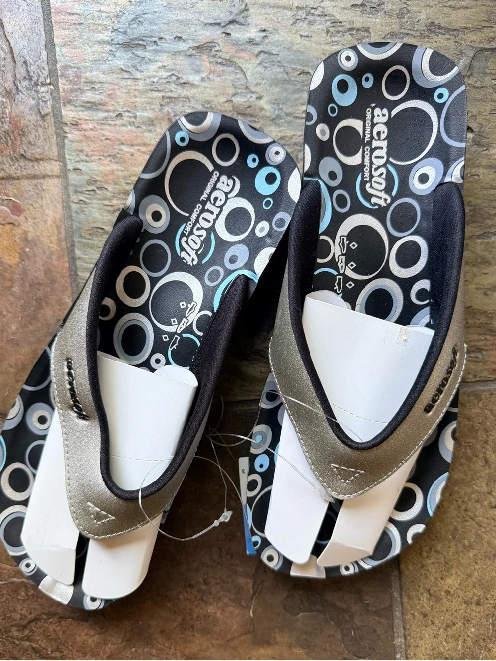 Aerosoft Silver Women’s Metallic White & Black Flip Flop Sandals Size 7